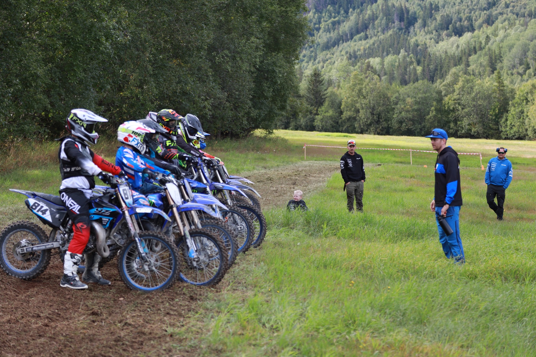 Dennis Todler instruerer en gruppe motocrossførere i Tinn