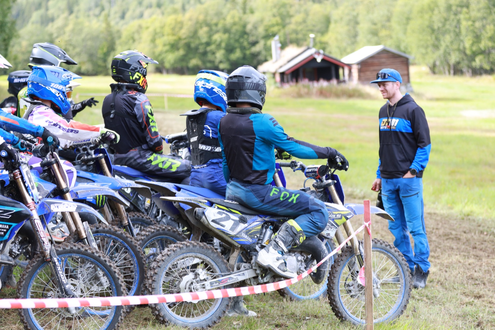 Dennis instruerer motocrossførere før en teknisk treningsøkt i Tinn