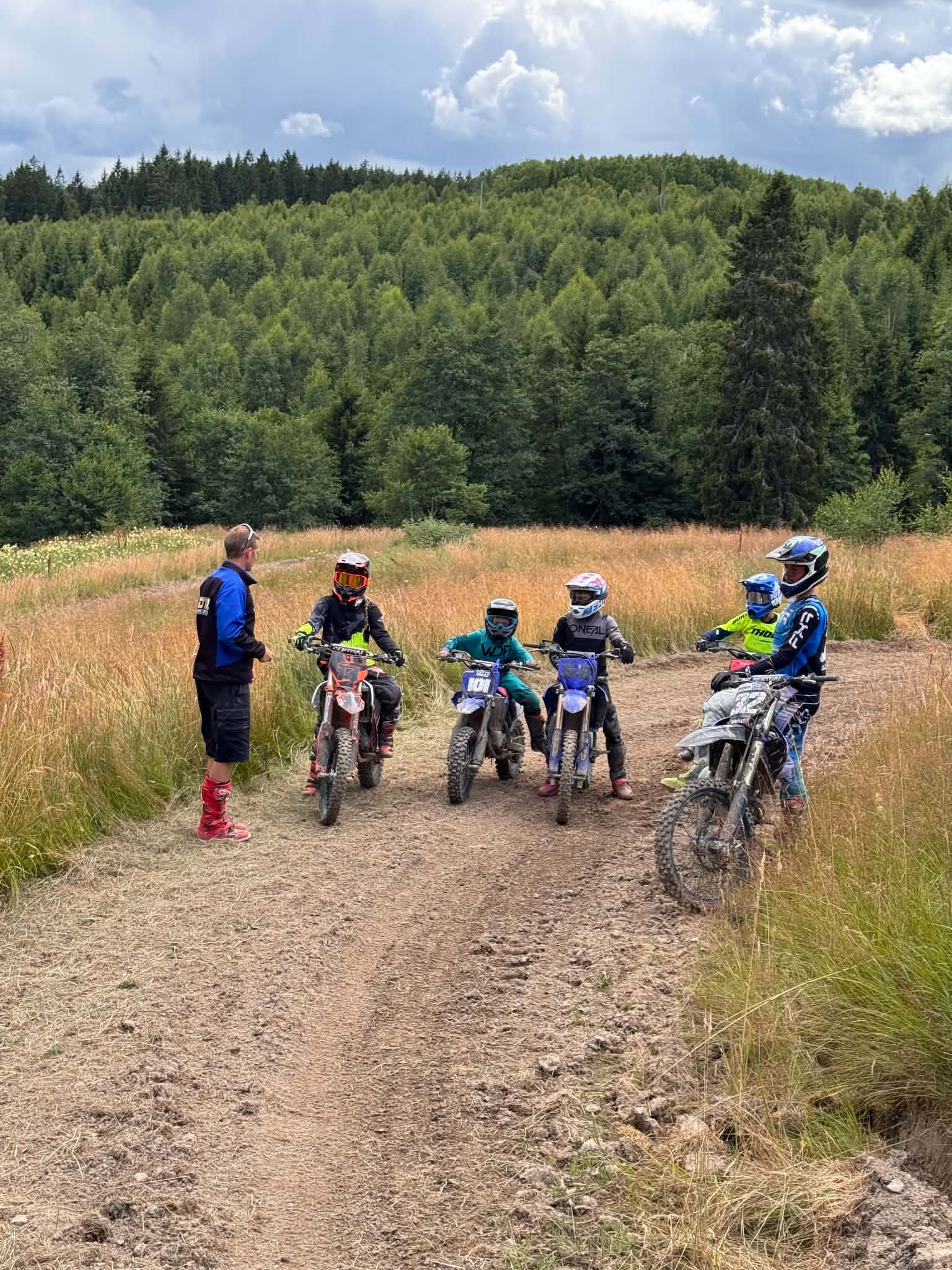 Barn på motocross-trening